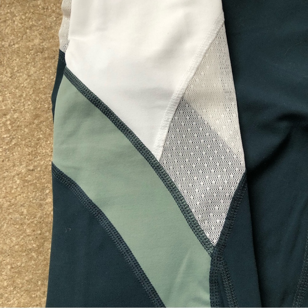 Athleta Colorblock 7/8 Salutation Leggings NWT - Size Small Tall / ST - Picture 3 of 3